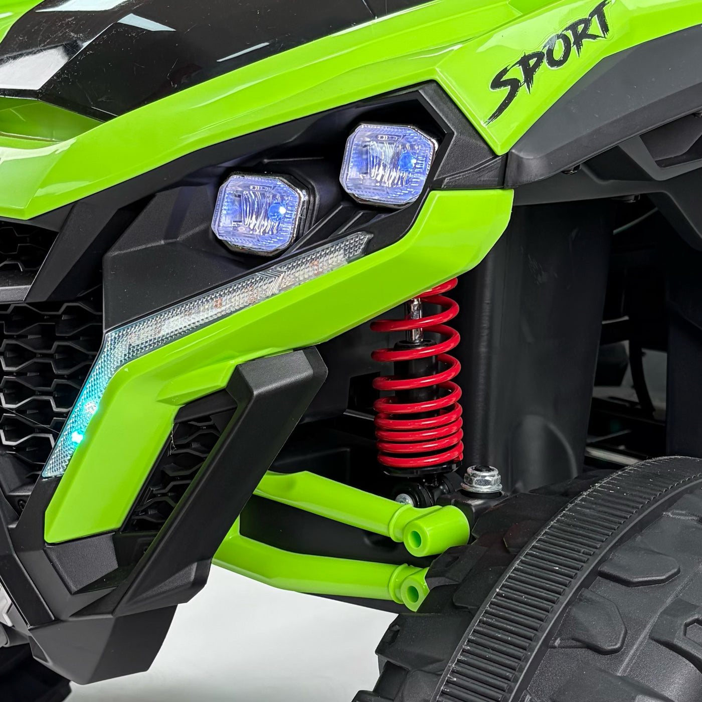 Dettaglio dei fari anteriori del Quad ATV 12V verde